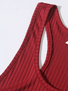 Gros plan du débardeur en maille côtelée rouge montrant les coutures de haute qualité