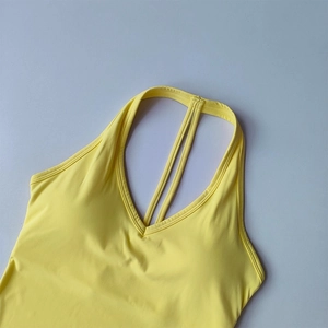 Détail du soutien-gorge de sport jaune citron avec col en V et fines bretelles croisées