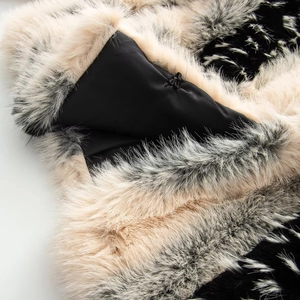 Jacke aus Kunstpelz in Schwarz und Beige mit hochwertigem glattem schwarzen Futter