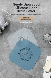 Dettaglio dei copri scarico in silicone blu e bianco su piastrelle di marmo