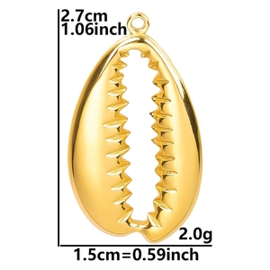 Detailed macro view of gold-plated shell pendant with dimensions 2.7x1.5cm and 2.0g weight