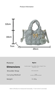 Detail view of a quilted handbag with dimensions 20x18x7cm and adjustable strap