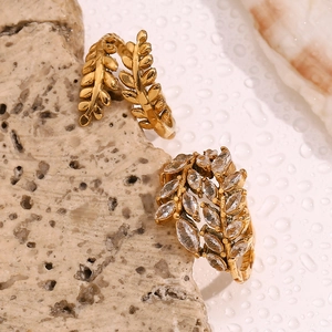 Detalle de anillos de rama bañados en oro 18K con circonitas marquise en piedra clara