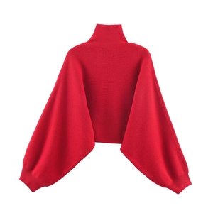 Elegante maglione a collo alto rosso acceso con scenografiche maniche a lanterna oversize
