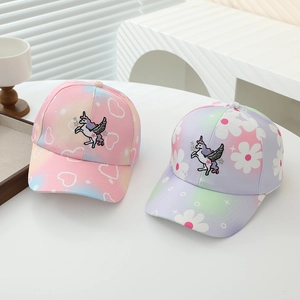 Dettaglio dei cappellini da baseball unicorno per bambini con sfumature e motivi a fiori