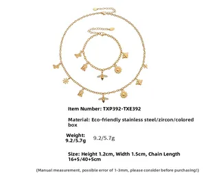 Detailsicht des goldenen Edelstahlschmuck-Sets mit Biene- und Sonnenblume-Anhängern