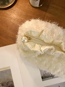 Trousse à maquillage élégante en peluche blanc crème avec bord volanté et perle de zip