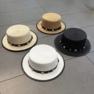 Cappelli di paglia boater in quattro colori con fiori di perle e borchie metalliche