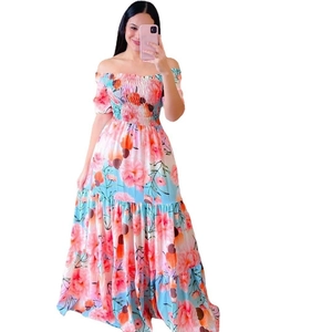 Details des gesmokten Oberteils und des gestuften Blumenrocks am Carmen-Kleid