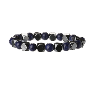 Bracelet en perles de lapis-lazuli avec hématite sur un fond blanc épuré