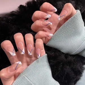 Faux Ongles À Presser Coffin Longs Pointes Françaises Blanches Base Nude Avec Lignes Géométriques Bleues Ongles Réutilisables