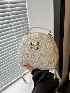 Zainetto chic intrecciato bianco con fiocco dorato per moda estiva e borsa a tracolla