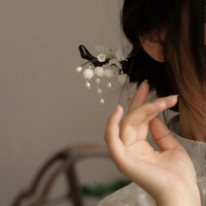 Épingle à cheveux chinoise avec fleurs de muguet, perles et glands pour tenue Hanfu