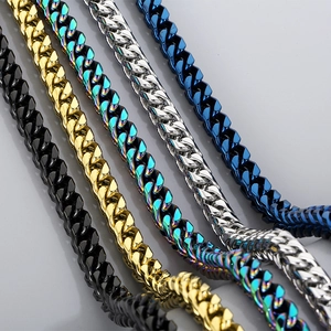 Détail de chaînes à maillons cubains en acier inoxydable noir or argent et bleu
