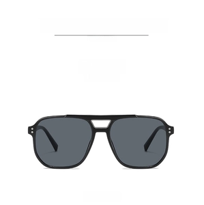 Vue de face des lunettes de soleil aviateur à double pont avec monture noire et verres gris