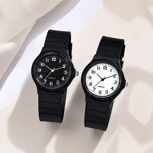 Dettaglio di orologi al quarzo minimalisti con numeri arabi su quadranti bianchi e neri