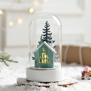 Veilleuse de Noël en dôme de verre avec maison en bois vert menthe et décor enneigé