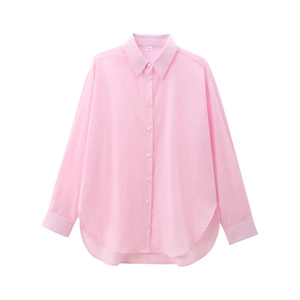Chemise rose décontractée en coton pour femme à manches longues sur fond blanc épuré