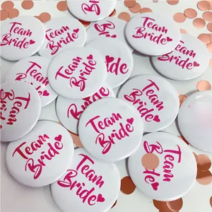 Détail des badges Team Bride avec lettrage rose pour enterrement de vie de jeune fille