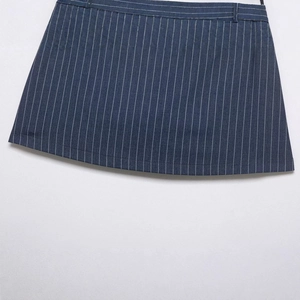 Minigonna a righe verticali blu-grigio con cintura, dettaglio del tessuto in twill pregiato