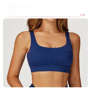 Dettaglio del reggiseno yoga blu navy con cucitura strutturale 3D a U per il supporto