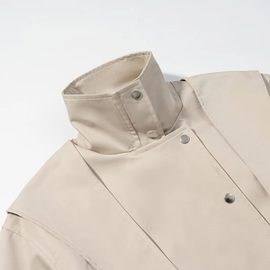 Beiger Trenchcoat mit Stehkragen, Metall-Druckknöpfen und modischen Schal-Details