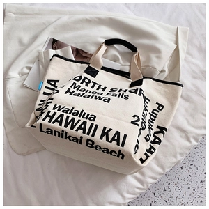 Draufsicht auf Canvas-Tragetasche mit schwarzer Hawaii-Typografie auf weißem Stoff