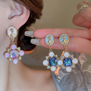 Boucles d'oreilles pendantes camée vintage avec cristaux irisés et plaqué or luxe