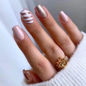 Faux Ongles Élégants Rose Nude Brillant Paillettes Or Champagne Rayures Diagonales Couverture Complète Pour Femmes