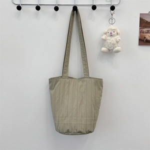 Detail van de boon-groene geplooide shopper met verticale gewatteerde stof en lams hanger