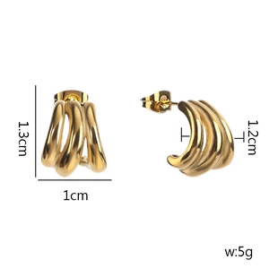 Dreischichtige 18K vergoldete Titan-Ohrringe mit Maßen 1,3 cm x 1 cm und 5 g Gewicht