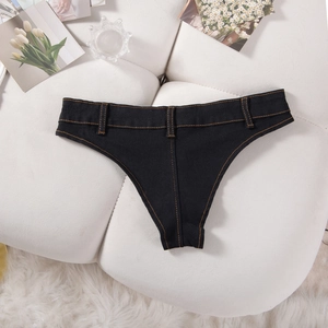 Détail de short string en jean noir avec surpiqûres orange et passants de ceinture