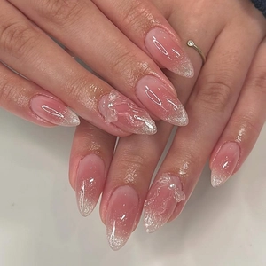 Faux Ongles Ombrés Roses Avec Nœud 3D Et Künstliche Perles Longue Forme Amande Effet Œil De Chat Pour Femmes