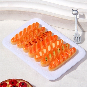 Lot de mini baguettes sur plateau blanc pour cuisine de poupée et décor DIY
