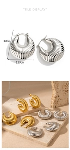 Detail view of chunky C-shaped hoop earrings with screw thread texture and 3cm size guide
