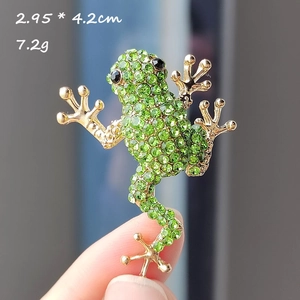 Detail of green rhinestone frog brooch showing dimensions 2.95x4.2cm and 7.2g weight
