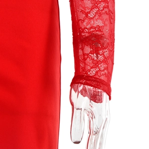 Détail de la manche d'une robe rouge avec dentelle florale complexe et design ajouré
