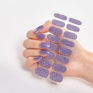 Glitzernde lila Nagelsticker CS-036 auf der Hand präsentiert für ein Maniküre-Look