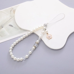 Bijou de téléphone en perles avec pendentif fleur dorée sur support blanc moderne