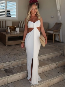 Détail de la robe longue blanche bustier avec découpes à la taille et ruban vertical