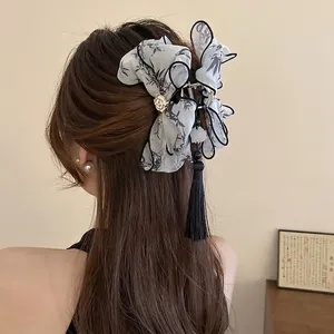 Pince à cheveux élégante avec nœud en soie, peinture à l'encre et long gland noir