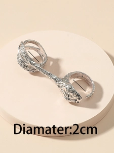 Detailansicht eines silbernen Schlangenrings mit 2 cm Durchmesser und Schuppentextur