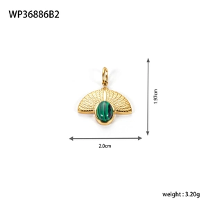 Dettaglio macro del ciondolo dorato a ventaglio con malachite verde e dimensioni