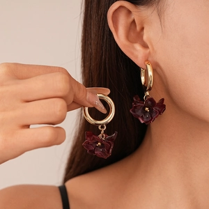 Boucles d'oreilles fleurs en acrylique style Maillard avec anneaux dorés