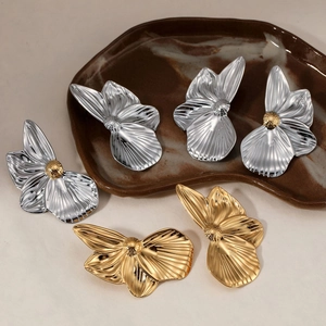 Élégantes boucles d'oreilles en forme de fleur en acier inoxydable 316 or et argent