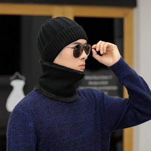 Detail der schwarzen Strickmütze und des Halswärmers mit dickem Fleece-Futter für den Winter