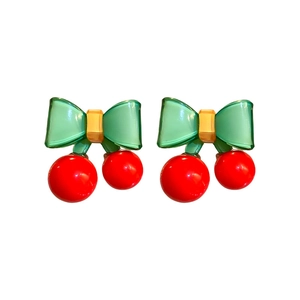 Boucles d'oreilles cerise avec un design de nœud papillon translucide et accents dorés