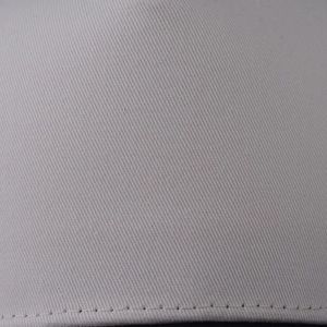 Gros plan sur la texture en sergé de coton et les coutures de la casquette de baseball
