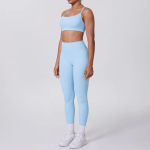Vue latérale de l'ensemble de yoga bleu clair sans couture avec brassière et legging