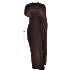 Eng anliegendes dunkelbraunes Maxikleid mit asymmetrischem Cape-Design und Taillenfalten